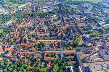 Luftaufnahme von Domplatz mit Dom und Domschatz Halberstadt und Liebfrauenkirche (Ev.-reformierte Gemeinde) im Ortsteil Diocese Halberstadt im Bundesland Sachsen-Anhalt, Deutschland