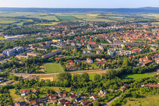Fichtenstraße mit Bolzplatz an der Berufsbildenden Schule in Quedlinburg im Bundesland Sachsen-Anhalt, Deutschland