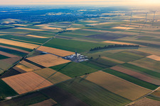 Bohrgelände des Tiefenbohrplatz V20 von  Vercana GmbH für Vulcan Energy am Schleidberg zur Förderung von Geothermie und Lithium in Insheim im Bundesland Rheinland-Pfalz, Deutschland aus der Luft