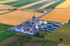 Bohrgelände des Tiefenbohrplatz V20 von  Vercana GmbH für Vulcan Energy am Schleidberg zur Förderung von Geothermie und Lithium in Insheim im Bundesland Rheinland-Pfalz, Deutschland vom Flugzeug aus