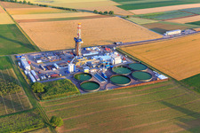 Bohrgelände des Tiefenbohrplatz V20 von  Vercana GmbH für Vulcan Energy am Schleidberg zur Förderung von Geothermie und Lithium in Insheim im Bundesland Rheinland-Pfalz, Deutschland aus der Vogelperspektive