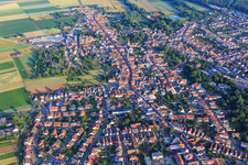 Stadtansicht mit Hautpstraße aus Osten am Morgen in Bellheim im Bundesland Rheinland-Pfalz, Deutschland