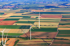 Drohnenaufname von Bohrgelände des Tiefenbohrplatz V20 von  Vercana GmbH für Vulcan Energy am Schleidberg zur Förderung von Geothermie und Lithium in Insheim im Bundesland Rheinland-Pfalz, Deutschland