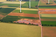Repowering Windpark Minfeld. JUWI ersetzt vier Altanlagen (GE 1.5) aus 2004 durch zwei neue, modernen Anlagen vom Typ Vestas V162 mit je sechs Megawatt in Kandel im Bundesland Rheinland-Pfalz, Deutschland