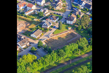 Baugrube für Regenrückhaltebecken an der Bahnhofstr in Winden im Bundesland Rheinland-Pfalz, Deutschland