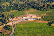 Drohnenaufname von Baustelle des Tunnelportals Ost für den Astrid-Tunnel zur Unterquerung und Ortsumgehung von Bad Bergzabern zwischen B38 (Weinstraße) und B427 (Kurtalstraße) in Dörrenbach im Bundesland Rheinland-Pfalz, Deutschland