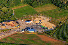 Drohnenbild von Baustelle des Tunnelportals Ost für den Astrid-Tunnel zur Unterquerung und Ortsumgehung von Bad Bergzabern zwischen B38 (Weinstraße) und B427 (Kurtalstraße) in Dörrenbach im Bundesland Rheinland-Pfalz, Deutschland