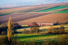 Gleisverlauf und Zug der Regionalbahn der Deutschen Bahn in Oberhausen im Bundesland Rheinland-Pfalz, Deutschland
