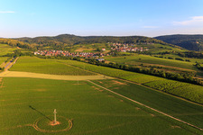 Weinort von Osten im Ortsteil Gleiszellen in Gleiszellen-Gleishorbach im Bundesland Rheinland-Pfalz, Deutschland