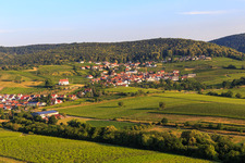 Luftbild von Weinort von Osten im Ortsteil Gleiszellen in Gleiszellen-Gleishorbach im Bundesland Rheinland-Pfalz, Deutschland