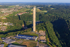 TK Elevator Testturm: Aufzugstestturm mit verdrehter Fassadenmembran, 12 Aufzugschächten und Aussichtsterrasse mit Panoramablic und XBK-KABEL Logistikzentrum in Rottweil im Bundesland Baden-Württemberg, Deutschland