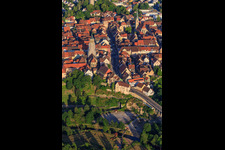 Luftaufnahme von Historische Altstadt von Osten mit Haupstraße und Kapellenkirche in Rottweil im Bundesland Baden-Württemberg, Deutschland