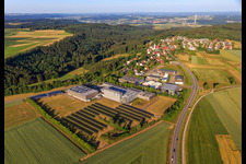 Luftbild von Freifächen-PV-Anlage am Industriegebiet Eferenstraße mit rio-sys und Gebr. Schwarz GmbH im Ortsteil Neukirch in Rottweil im Bundesland Baden-Württemberg, Deutschland
