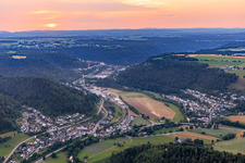 Luftaufnahme von Neckartal aus Südosten am Abend im Ortsteil Altoberndorf in Oberndorf am Neckar im Bundesland Baden-Württemberg, Deutschland