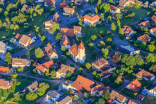 Kirche und Evang. Kindergarten "Schwalben-Nest" in der Ortsmitte im Ortsteil Weiler in Königsfeld im Schwarzwald im Bundesland Baden-Württemberg, Deutschland
