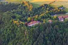 Luftbild von Schloss Hohenstein und Franz Graf von Bissingen in Dietingen im Bundesland Baden-Württemberg, Deutschland