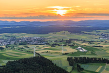 Sonnenuntergang überm Schwarzwald mit Windkraftanlagen im Ortsteil Waldmössingen in Schramberg im Bundesland Baden-Württemberg, Deutschland