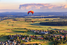 Dorfansicht mit Paragleiter im Ortsteil Beffendorf in Oberndorf am Neckar im Bundesland Baden-Württemberg, Deutschland