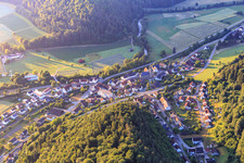 Dorfansicht im Neckartal von Westen im Ortsteil Altoberndorf in Oberndorf am Neckar im Bundesland Baden-Württemberg, Deutschland