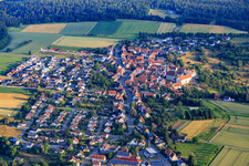 Luftbild von Historischer Ortskern von Süden mit Kirche St. Markus, Kloster und Grundschule im Ortsteil Binsdorf in Geislingen im Bundesland Baden-Württemberg, Deutschland