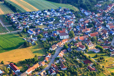 Dorfkern mit Kirche St. Silvester im Ortsteil Erlaheim in Geislingen im Bundesland Baden-Württemberg, Deutschland