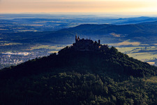 Burg Hohenzollern von Süden im Ortsteil Zimmern in Bisingen im Bundesland Baden-Württemberg, Deutschland