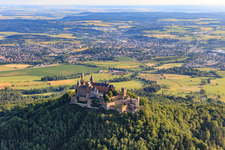 Burg Hohenzollern von Süden im Ortsteil Zimmern in Bisingen im Bundesland Baden-Württemberg, Deutschland von oben