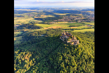 Luftbild von Burg Hohenzollern von Südosten im Ortsteil Zimmern in Bisingen im Bundesland Baden-Württemberg, Deutschland