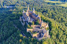 Luftaufnahme von Burg Hohenzollern von Südosten im Ortsteil Zimmern in Bisingen im Bundesland Baden-Württemberg, Deutschland