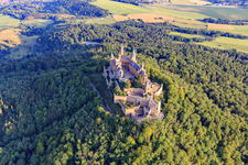 Schrägluftbild von Burg Hohenzollern von Südosten im Ortsteil Zimmern in Bisingen im Bundesland Baden-Württemberg, Deutschland