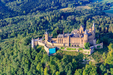 Burg Hohenzollern von Norden im Ortsteil Boll in Hechingen im Bundesland Baden-Württemberg, Deutschland