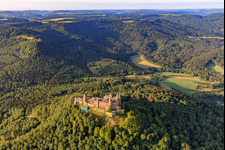 Luftaufnahme von Burg Hohenzollern von Norden im Ortsteil Boll in Hechingen im Bundesland Baden-Württemberg, Deutschland