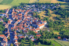 Luftaufnahme von Historischer Ortskern von Süden mit Kirche St. Markus, Kloster und Grundschule im Ortsteil Binsdorf in Geislingen im Bundesland Baden-Württemberg, Deutschland