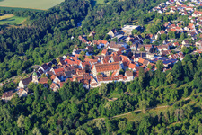 Schrägluftbild von Historischer Ortskern mit Fruchtkasten und Stadtkirche in Rosenfeld im Bundesland Baden-Württemberg, Deutschland