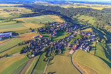 Dorfansciht aus Westen im Ortsteil Römlinsdorf in Alpirsbach im Bundesland Baden-Württemberg, Deutschland