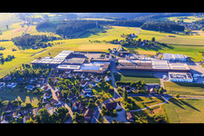 Dorfansciht aus Süden mit GFV Verschlusstechnik GmbH & Co. KG, SAIER Verpackungstechnik GmbH & Co. KG und SAIER Gruppe im Ortsteil Peterzell in Alpirsbach im Bundesland Baden-Württemberg, Deutschland