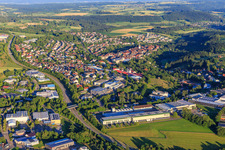 Stadtansicht aus Westen an der B28 in Dornstetten im Bundesland Baden-Württemberg, Deutschland