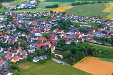 Dorfansicht aus Norden mit Kirche St. Otmar im Ortsteil Hochmössingen in Oberndorf am Neckar im Bundesland Baden-Württemberg, Deutschland