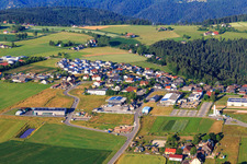 Ortsansicht aus Nordosten mit Hess Montagen & Bauelemente GmbH / Holzbau GmbH & Co.KG und Herzog Treppen und Holzbau GmbH in Aichhalden im Bundesland Baden-Württemberg, Deutschland