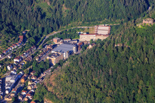 Lauterbachtal mit Hansgrohe SE InnoLab Alpirsbach und Junghans Terrassenbau Museum in Schramberg im Bundesland Baden-Württemberg, Deutschland