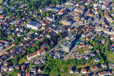 Bahnhofstraße mit Jugend-Musikschule St. Georgen-Furtwangen e.V. , Hotel FederWERK GmbH und Kirche St. Georg im Ortsteil Saint Georgen im Schwarzwald in St. Georgen im Schwarzwald im Bundesland Baden-Württemberg, Deutschland
