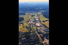 Industriegebiet Industriestraße von Westen zwischen Bahn und B33 im Ortsteil Saint Georgen im Schwarzwald in St. Georgen im Schwarzwald im Bundesland Baden-Württemberg, Deutschland
