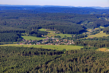 Ortsansicht im Schwarzwald aus Norden in Unterkirnach im Bundesland Baden-Württemberg, Deutschland