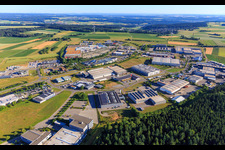 Industriegebiet Auf Herdenen mit Technisches Hilfswerk (THW), Regionalstelle Villingen-Schwenningen, Jopp Electronics GmbH, GRÄSSLIN SÜD GmbH und Kunststoff-Institut Südwest, Schwarzwald-Baar-Center, Emons Spedition GmbH & Co. KG, Druckzentrum Südwest, Presseservice- und Vertriebs GmbH im Ortsteil Weilersbach im Bundesland Baden-Württemberg, Deutschland