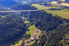 Autobahnbrücke der A81 über das Eschachtal mit ZV Abwasserreinigung/Kläranlage im Ortsteil Horgen in Zimmern ob Rottweil im Bundesland Baden-Württemberg, Deutschland