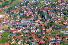Ortszentrum mit Kirche St. Martinus, Wehlesporthalle und Volksbank Schwarzwald-Donau-Neckar eG in Dunningen im Bundesland Baden-Württemberg, Deutschland