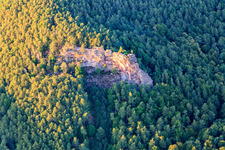 Drohnenaufname von Burgruine Drachenfels in Busenberg im Bundesland Rheinland-Pfalz, Deutschland