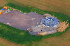 Repowering Windpark Minfeld. JUWI ersetzt vier Altanlagen (GE 1.5) aus 2004 durch zwei neue, modernen Anlagen vom Typ Vestas V162 mit je sechs Megawatt im Bundesland Rheinland-Pfalz, Deutschland von oben gesehen