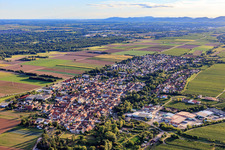 Ortsübersicht am Abend aus Nordosten im Ortsteil Niederhochstadt in Hochstadt im Bundesland Rheinland-Pfalz, Deutschland