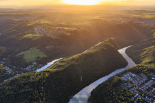 Saarschleife von Osten bei Sonnenuntergang in Mettlach im Bundesland Saarland, Deutschland